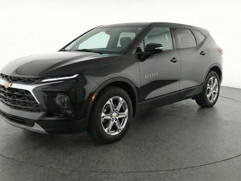 Used 2025 Chevrolet Blazer LT image 3