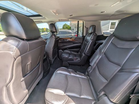 Used 2018 Cadillac Escalade ESV Luxury RWD image 39