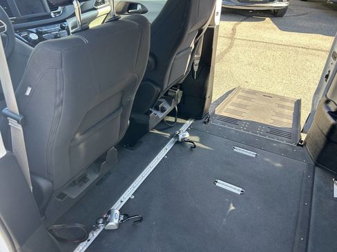 Used 2022 Chrysler Voyager LX image 17