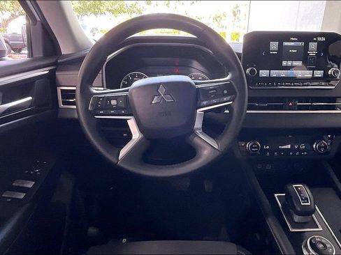 Used 2024 Mitsubishi Outlander SE FWD image 5