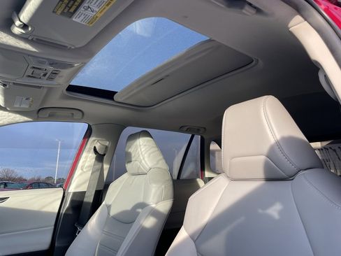 Used 2021 Toyota RAV4 XLE Premium image 20