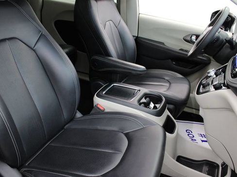 Used 2024 Chrysler Pacifica Limited FWD image 26