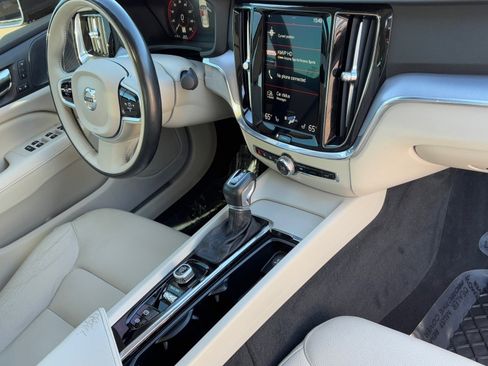 Used 2020 Volvo S60 T6 Momentum image 11