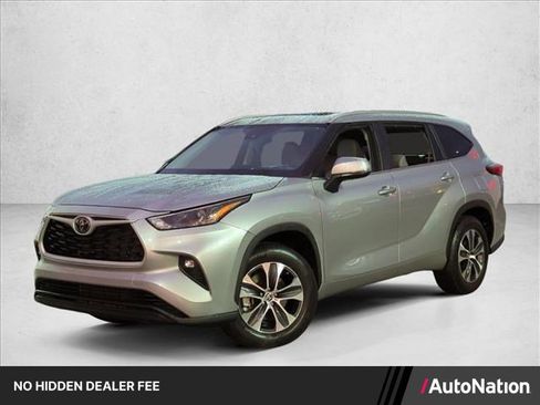 Used 2023 Toyota Highlander XLE FWD image 1