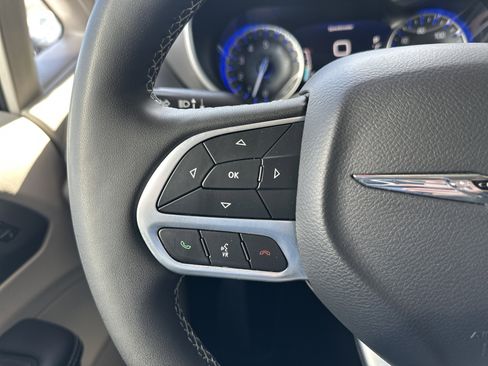 Used 2024 Chrysler Pacifica Touring-L image 27