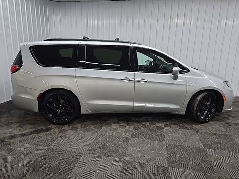 Used 2022 Chrysler Pacifica Limited w/ S Appearance Package image 2