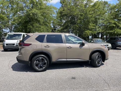 Used 2024 Nissan Rogue SV FWD image 2