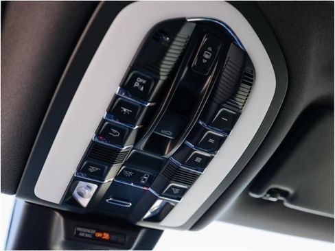 Certified 2025 Porsche Macan AWD/4WD image 21