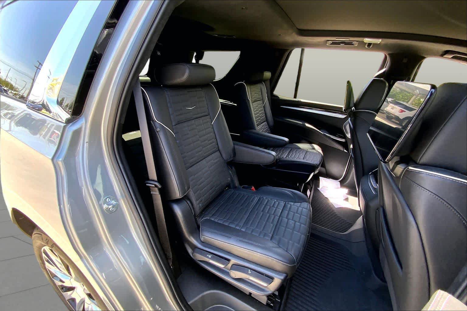 Used 2025 Cadillac Escalade Premium Luxury Platinum w/ LPO, Floor Liner Package AWD/4WD image 18