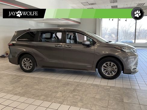 Used 2021 Toyota Sienna XLE image 1