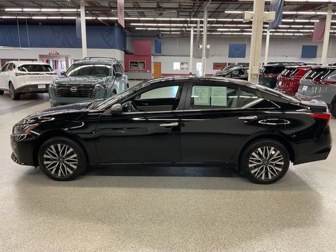 Used 2024 Nissan Altima 2.5 SV AWD/4WD image 8