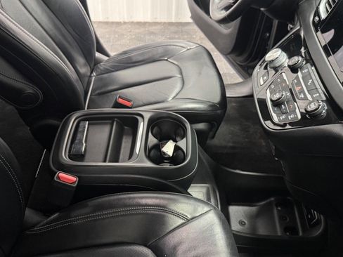 Used 2018 Chrysler Pacifica Touring-L w/ Premium Audio Group image 19