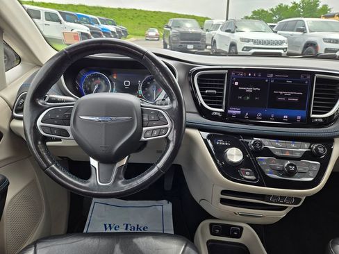 Used 2021 Chrysler Pacifica Touring-L FWD image 18