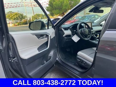 Used 2025 Toyota RAV4 XLE AWD/4WD image 4