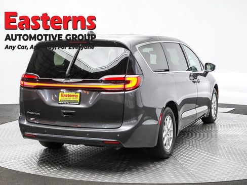 Used 2023 Chrysler Pacifica Touring-L image 5