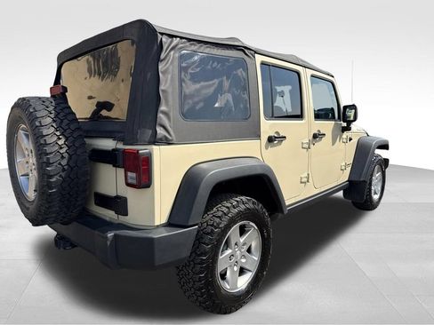 Used 2012 Jeep Wrangler Unlimited Rubicon w/ Connectivity Group AWD/4WD image 6