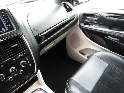 Used 2018 Dodge Grand Caravan SXT w/ Rear Park Assist Package image 21