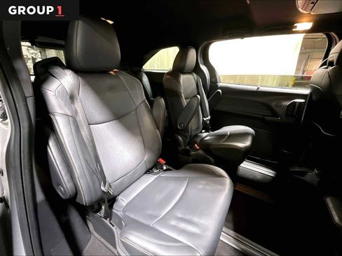 Certified 2022 Toyota Sienna XLE Woodland Edition image 20