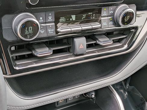 Used 2023 Toyota Highlander LE FWD image 25