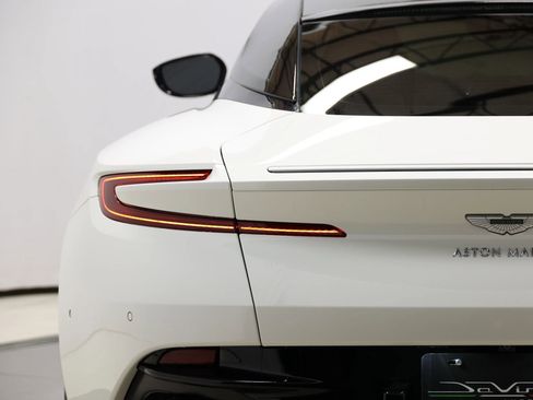 Used 2018 Aston Martin DB11 Coupe image 48
