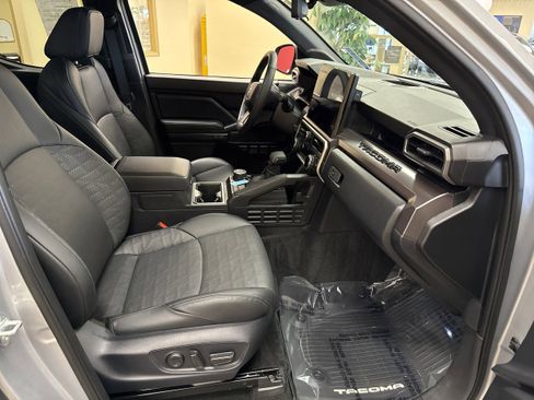 Used 2024 Toyota Tacoma TRD Sport w/ TRD Sport Premium Package AWD/4WD image 15