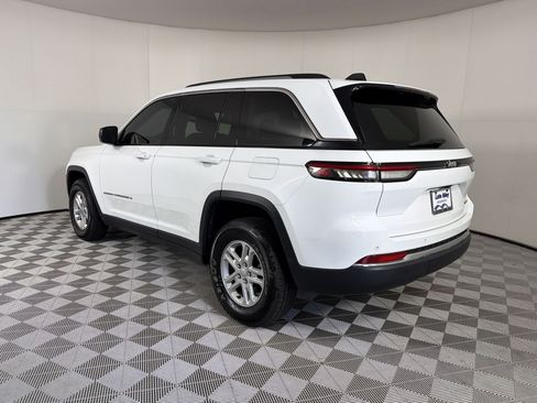 Used 2023 Jeep Grand Cherokee Laredo RWD image 3