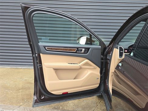 Used 2021 Porsche Cayenne Coupe image 6