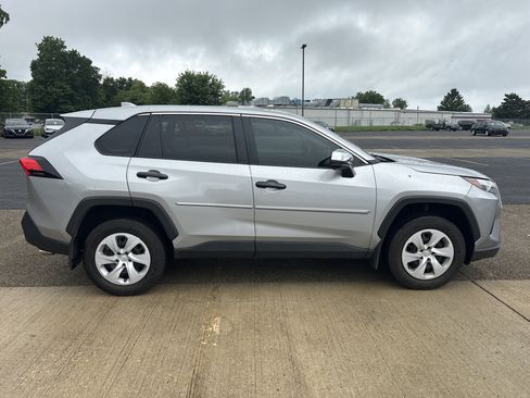 Used 2024 Toyota RAV4 LE AWD/4WD image 3