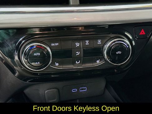 Used 2025 Chevrolet Trax LT w/ LT Convenience Package image 21