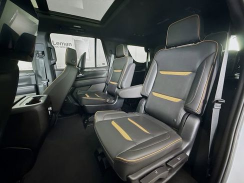 Used 2022 GMC Yukon XL SLT w/ SLT Premium Package image 28