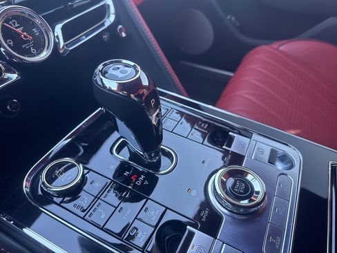 Used 2022 Bentley Flying Spur Plug-In Hybrid image 18