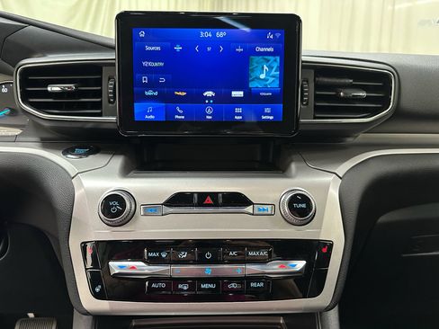 Used 2022 Ford Explorer XLT w/ Equipment Group 202A AWD/4WD image 38