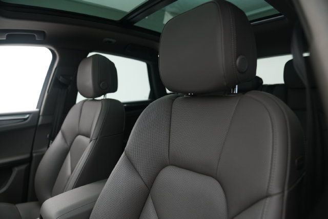 Certified 2026 Porsche Macan AWD/4WD image 11