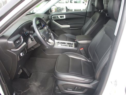 Used 2023 Ford Explorer XLT w/ Equipment Group 202A image 4
