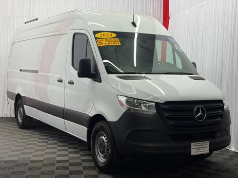 Used 2024 Mercedes-Benz Sprinter 2500 image 2