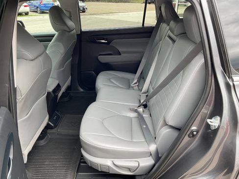 Used 2021 Toyota Highlander XLE AWD/4WD image 35
