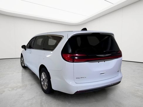 Used 2023 Chrysler Pacifica Touring-L AWD/4WD image 2