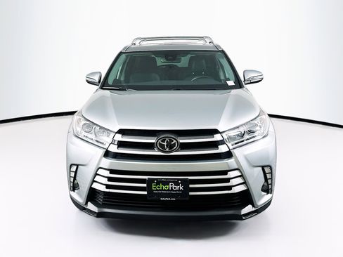 Used 2019 Toyota Highlander XLE FWD image 2
