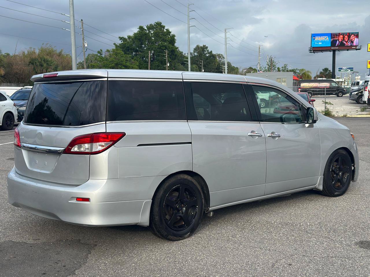 Used 2011 Nissan Quest SV FWD image 3