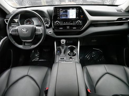 Used 2022 Toyota Highlander XLE image 10