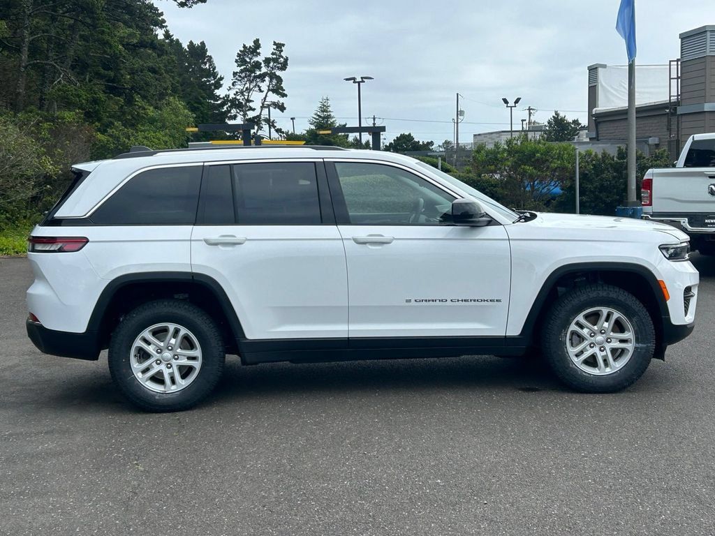 Used 2023 Jeep Grand Cherokee Laredo AWD/4WD image 4