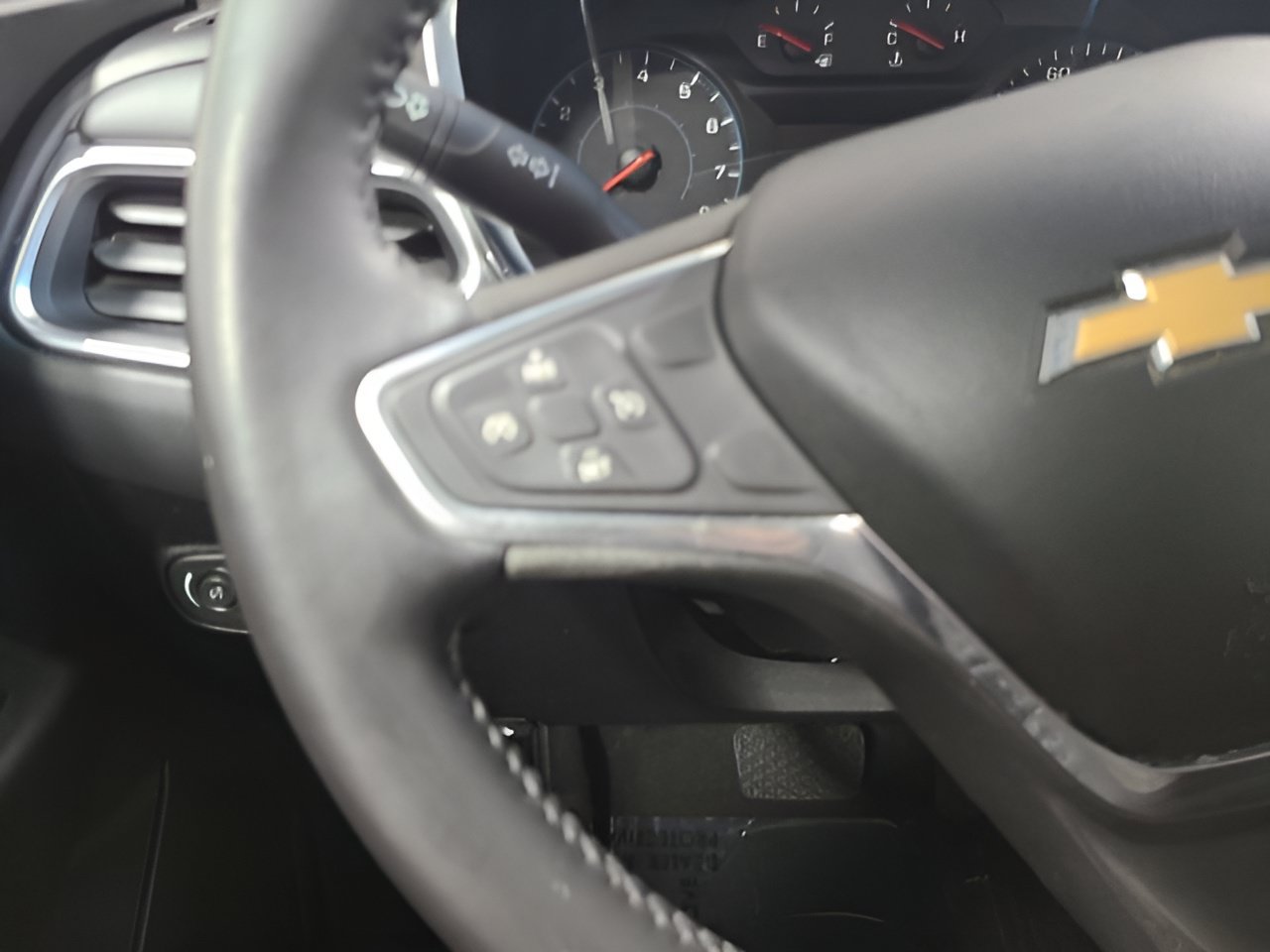 Used 2018 Chevrolet Equinox LT FWD image 24