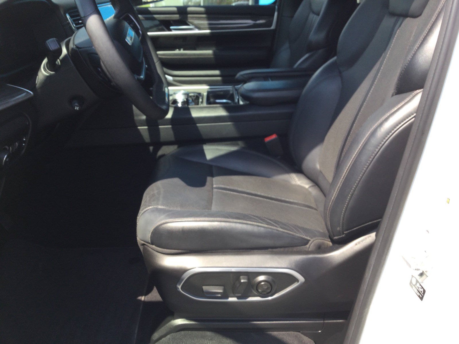 Used 2022 Jeep Wagoneer Series III w/ Premium Group I AWD/4WD image 20