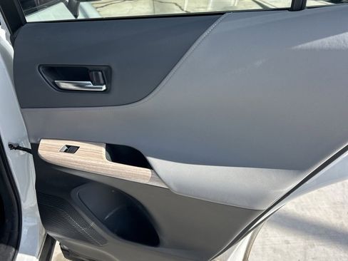 Used 2023 Toyota Venza Limited image 14