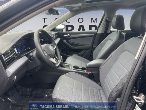 Used 2025 Volkswagen Jetta SE image 8