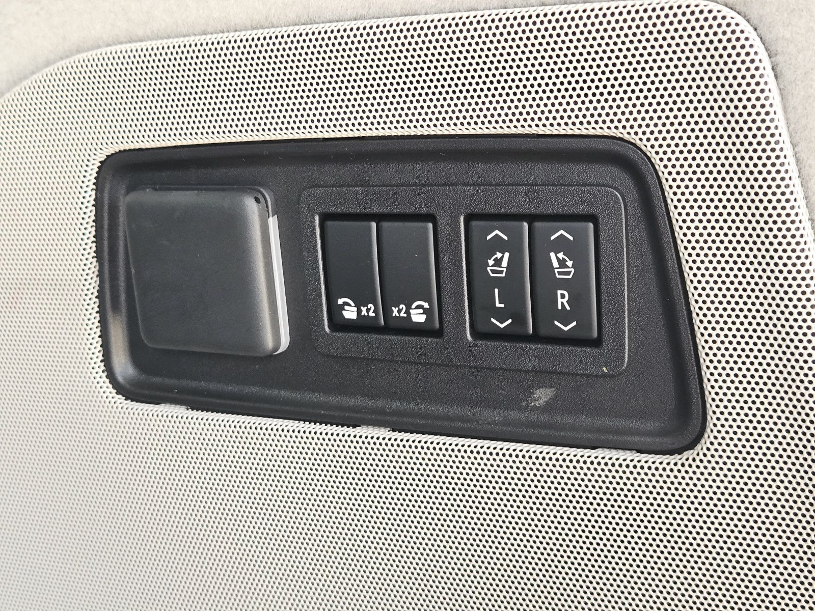 Used 2022 Cadillac Escalade Premium Luxury Platinum AWD/4WD image 22