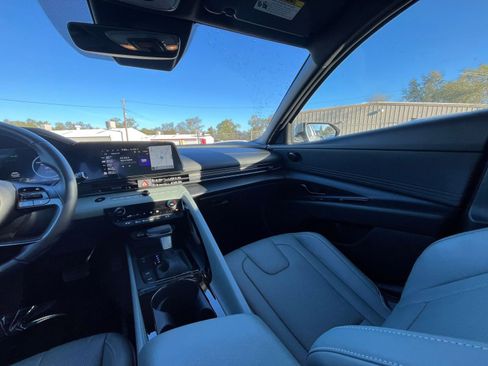 Used 2025 Hyundai Elantra Limited image 37