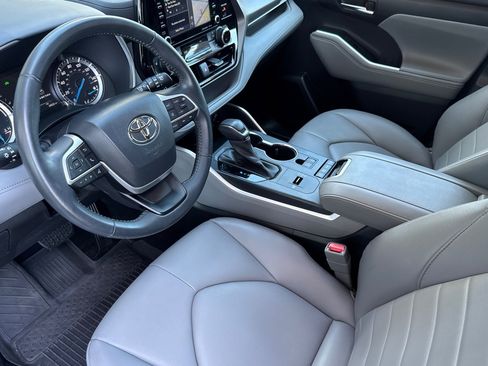 Used 2022 Toyota Highlander XLE AWD/4WD image 4