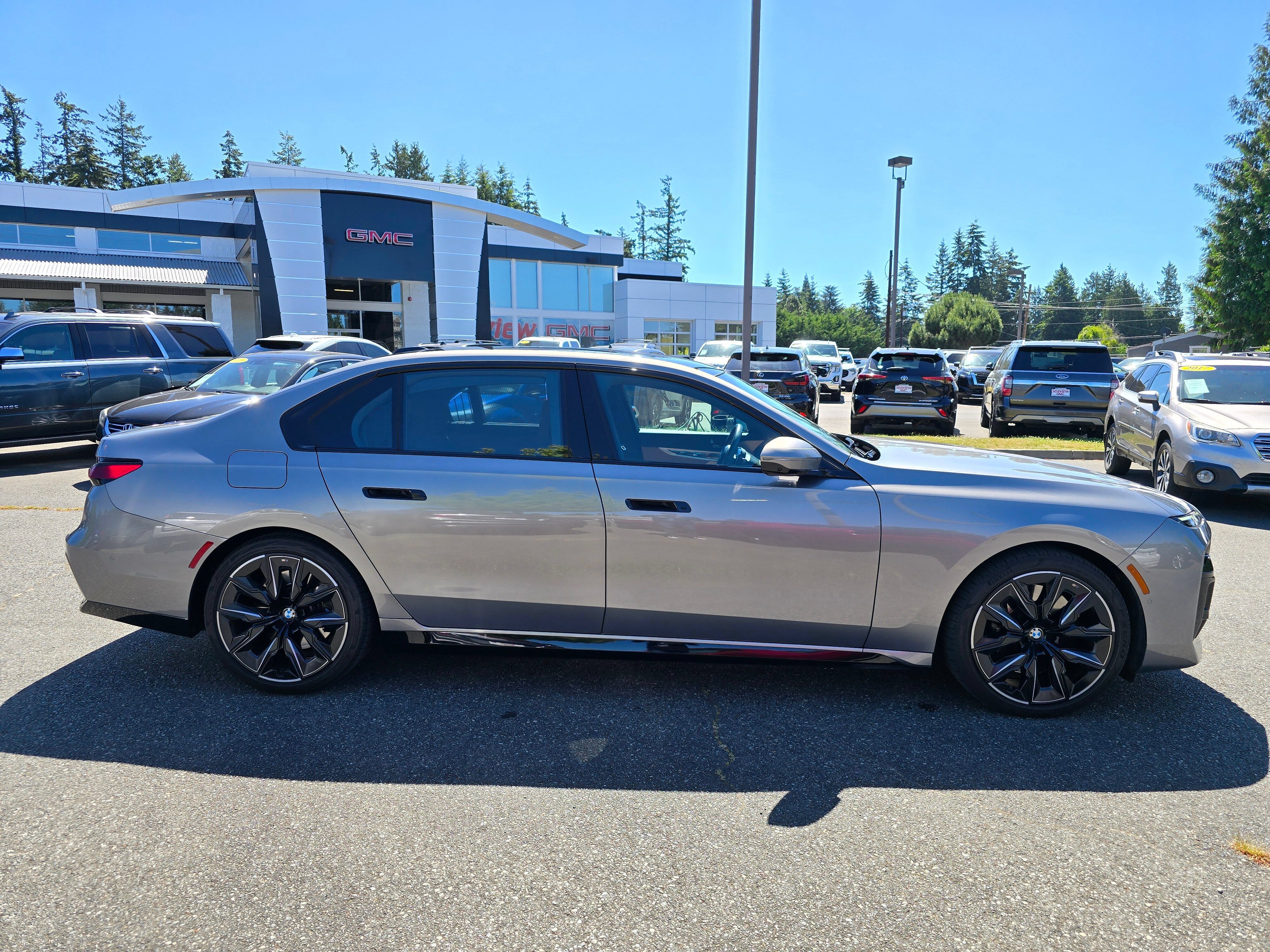 Used 2023 BMW 740i w/ Parking Assistance Package RWD image 8