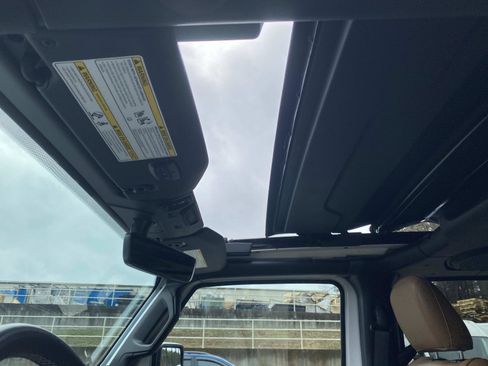 Used 2023 Jeep Wrangler Sahara image 26